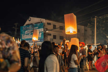 LAMPANG, THAILAND - On November 22, 2018: The people participate in activities hot air lanterns. At Loy Krathong festival Happen in all of Thailandのeditorial素材