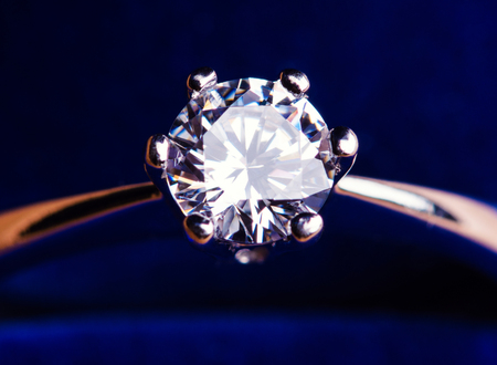 engagement diamond ring in blue boxの写真素材