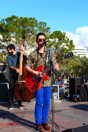 ATHENS, GREECE, NOVEMBER 2016: music band playing at Stavros Niarchos parkのeditorial素材