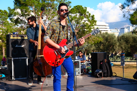 ATHENS, GREECE, NOVEMBER 2016: music band playing at Stavros Niarchos parkのeditorial素材
