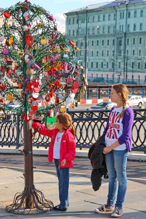 MOSCOW, RUSSIA - JULE 25: Trees of love on Luzhkov bridge on Jule 25, 2013 in Moscow, Russia. The sculpture in the form of a tree for newlyweds and lovers, to hang padlocks as a symbol of love. のeditorial素材