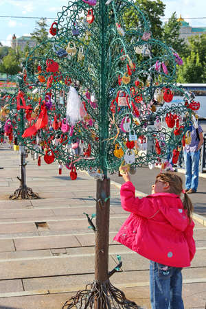 MOSCOW, RUSSIA - JULE 25: Trees of love on Luzhkov bridge on Jule 25, 2013 in Moscow, Russia. The sculpture in the form of a tree for newlyweds and lovers, to hang padlocks as a symbol of love. のeditorial素材