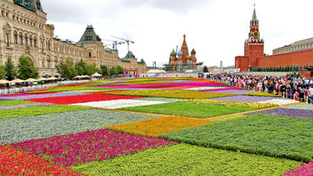 MOSCOW - JULY 20: Flower Festival in Red Square in honor of 120th anniversary of the trading house GUM on July 20, 2013 in Moscow. For the festival have been grown more than 650 thousand flowers. のeditorial素材