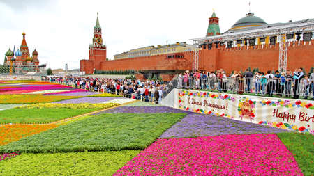 MOSCOW - JULY 20: Flower Festival in Red Square in honor of 120th anniversary of the trading house GUM on July 20, 2013 in Moscow. For the festival have been grown more than 650 thousand flowers. のeditorial素材