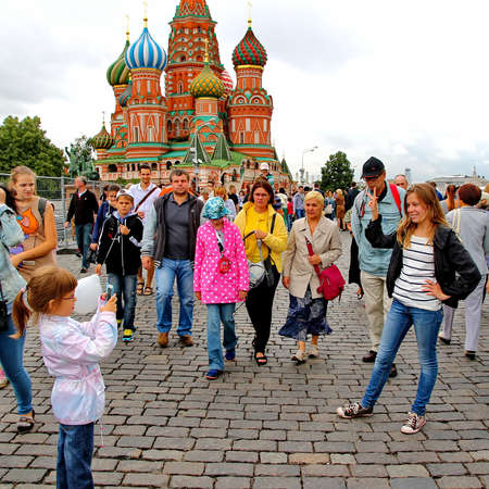MOSCOW - JULY 20: Tourists visiting the Red Square on july 20, 2013 in Moscow, Russia. The Red Square and the Kremlin are the main attractions in Moscowのeditorial素材