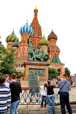 MOSCOW - JULY 20: Tourists visiting the Red Square on july 20, 2013 in Moscow, Russia. The Red Square and the Kremlin are the main attractions in Moscowのeditorial素材