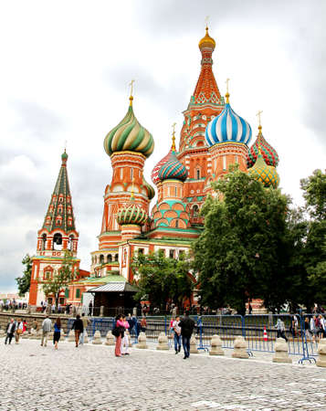 MOSCOW - JULY 20: Tourists visiting the Red Square on july 20, 2013 in Moscow, Russia. The Red Square and the Kremlin are the main attractions in Moscowのeditorial素材