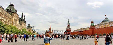 MOSCOW - JULY 20: Tourists visiting the Red Square on july 20, 2013 in Moscow, Russia. The Red Square and the Kremlin are the main attractions in Moscowのeditorial素材