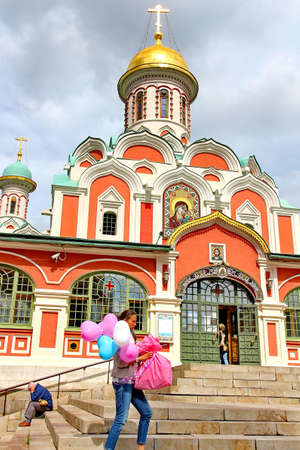 MOSCOW - JULY 20: Tourists visiting the Red Square on july 20, 2013 in Moscow, Russia. The Red Square and the Kremlin are the main attractions in Moscowのeditorial素材