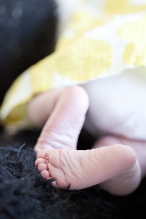 Close-up of cute newborn baby feet and little toesの写真素材