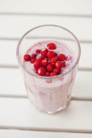 Close-up of delicious strawberry smoothie with wild strawberriesの写真素材