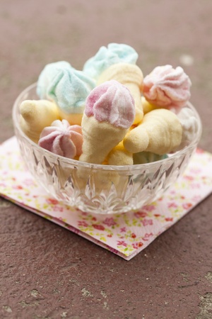 Close-up of delicious ice cream shape marshmallow candy in a bowlの写真素材