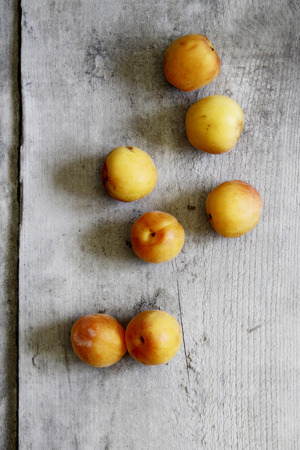 Fruits on a wooden plank
の写真素材