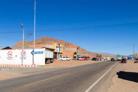 Perspective view tarmac road from Bolivia along the way to Sucre.のeditorial素材