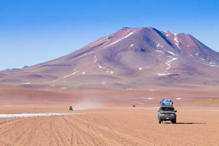 Off road vehicle on Bolivian andean plateau. Landscape from Bolivia.のeditorial素材