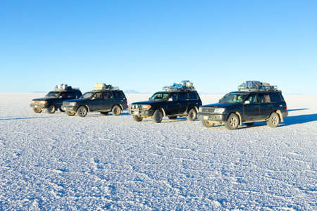Salar de Uyuni, Bolivia. Largest salt flat in the world. Off road vehicles viewのeditorial素材