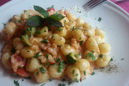 Gnocchi with shrimp and zucchini and fresh tomatoの素材