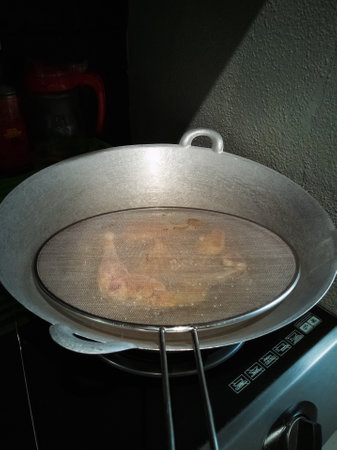 Stainless Steel Splatter Screen with Resting Feet for Frying Pan Splatter Guard Mesh Pot Cover...