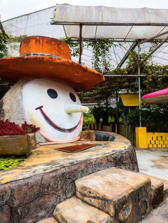 Cameron Highlands, Malaysia - Sep 15, 2022 Gigantic smiley face with pinnochio nose wearing cowboy hat at O&R Garden.のeditorial素材