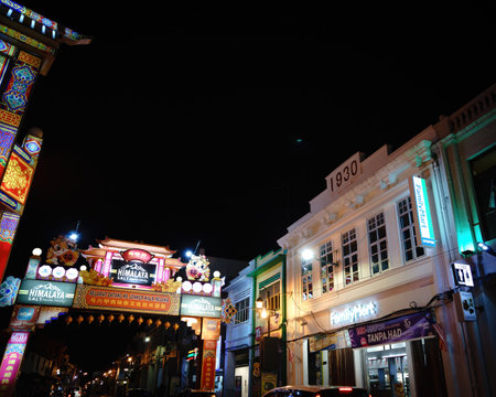 Melaka, Malaysia - Aug 25, 2022 Jonker Street in the Chinatown neighborhood of Melaka is filled with tourists, shops, restaurants, and Peranakan architecture.のeditorial素材