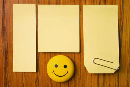 Brown wood background,, bulletin board with important card message, place for textの写真素材