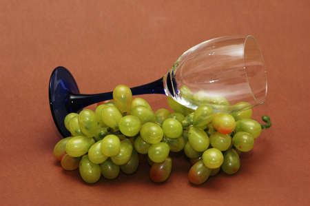 Cluster of green grapes and wine  glass の写真素材