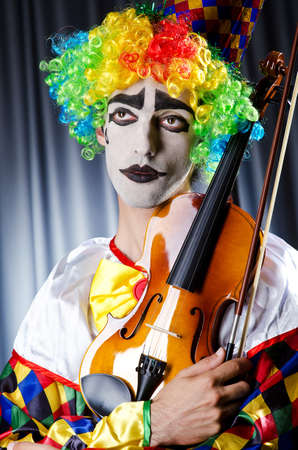 Clown playing on the violinの写真素材