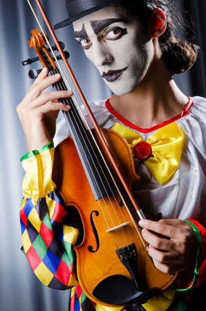 Clown playing on the violinの写真素材