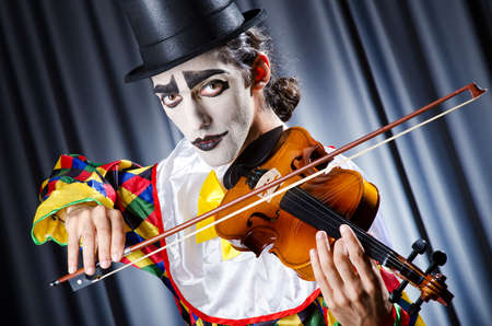 Clown playing on the violinの写真素材