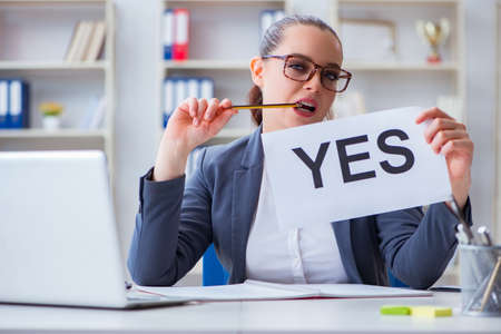 Businesswoman with yes message in officeの写真素材