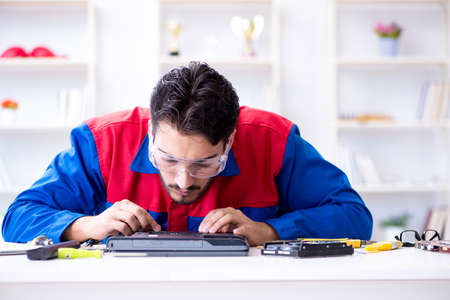 Repairman working in technical support fixing computer laptop trの写真素材