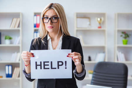 Young businesswoman with message in the office