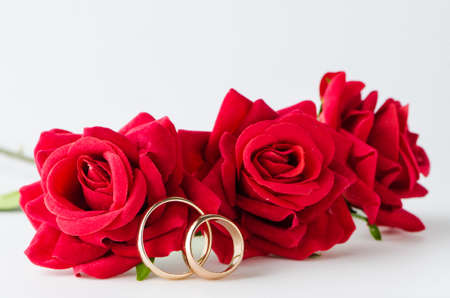 Wedding concept with rings and rosesの写真素材