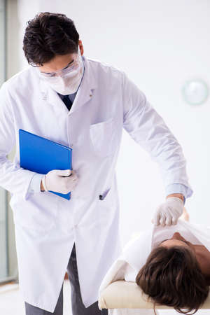 Police coroner examining dead body corpse in morgueの写真素材