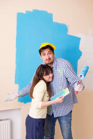 Husband and wife doing renovation at homeの写真素材