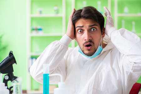 Chemist working in the lab on new experimentの写真素材