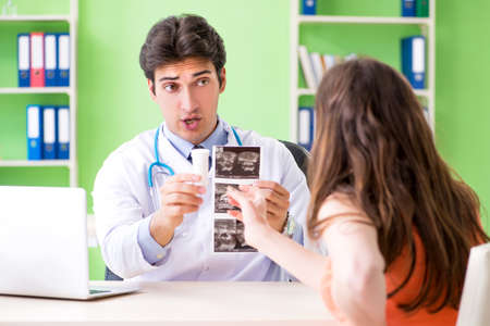 Pregnant woman visiting male gynecologyst at the clinic