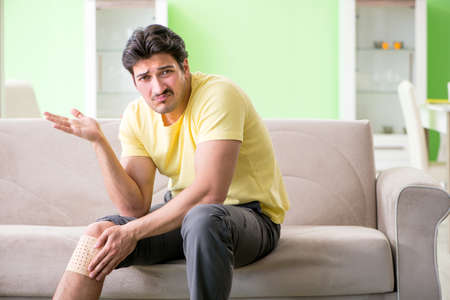 Man applying pepper Capsicum plaster to relieve painの写真素材