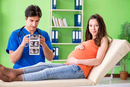 Pregnant woman visiting male gynecologyst at the clinic