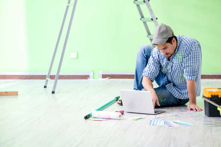 Young man doing home renovationの写真素材