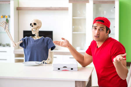 Concept of very slow pizza deliver service