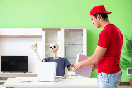 Concept of very slow pizza deliver service