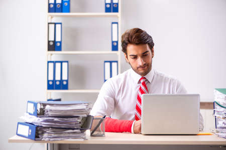 Injured employee working in the officeの写真素材