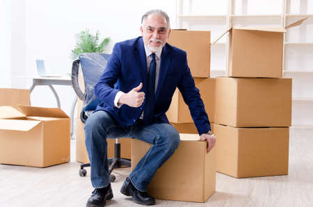 Aged businessman moving to new workplaceの写真素材