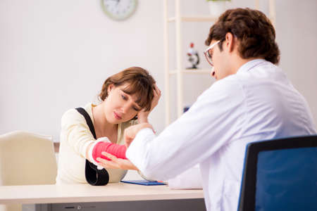 Young woman visiting doctor traumatologistの写真素材