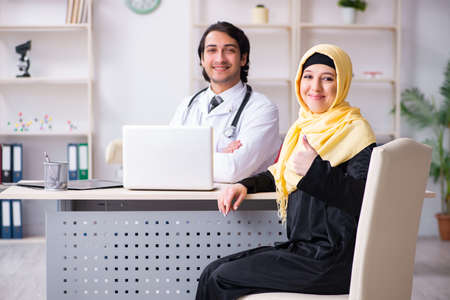 Female arab patient visiting male doctorの写真素材