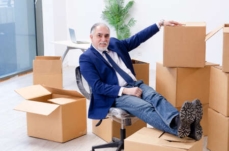 Aged businessman moving to new workplaceの写真素材