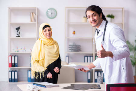 Female arab patient visiting male doctorの写真素材