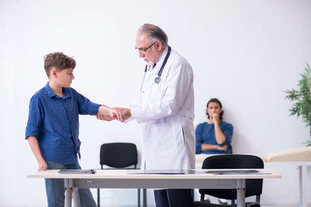 Young boy visiting doctor in hospitalの写真素材