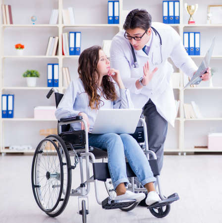 Doctor discussing x-ray image with patientの写真素材